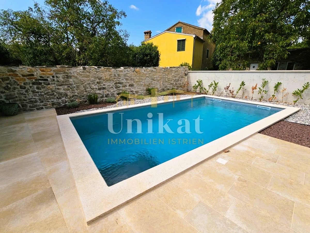 Casa in pietra ristrutturata con piscina e casetta benessere